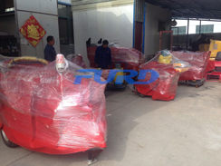 福瑞得機(jī)械座駕壓路機(jī)、大容量灌縫機(jī)，小型灌縫機(jī)包裝完畢準(zhǔn)備發(fā)貨